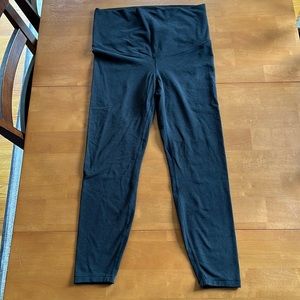 Old Navy Maternity roll over waist power chill 7/8 length legging